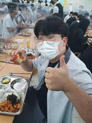 특식 먹고 즐거워하는 학생[충북도교육청 제공]